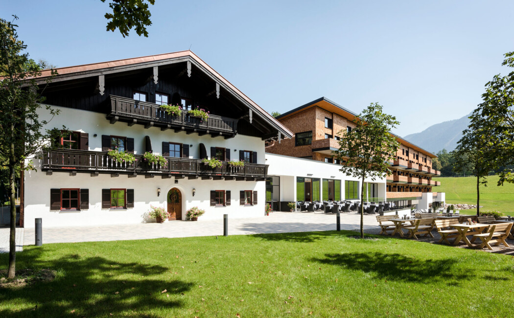 Außenansicht des alten Klosterhof und des Neubau nahe Bad Reichenhall, Bayern.