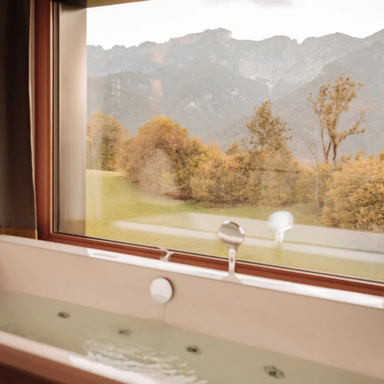 Whirlpool mit Berg-Panoramablick im Spa Loft im Wellnesshotel Klosterhof