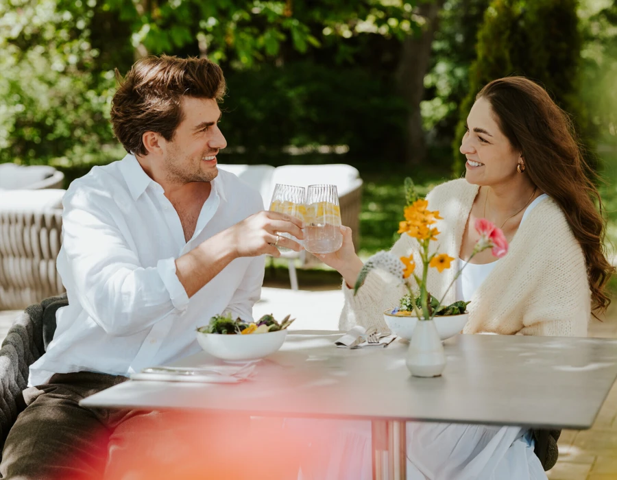 Gedeckter Tisch vor dem Wellnesshotel Klosterhof in Bayern