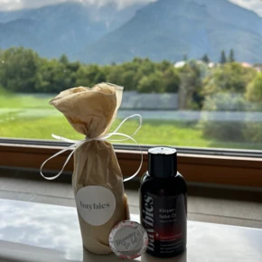 Ein Geschenkset mit Naturkosmetikprodukten von Baybies, umgeben von einer malerischen Berglandschaft.