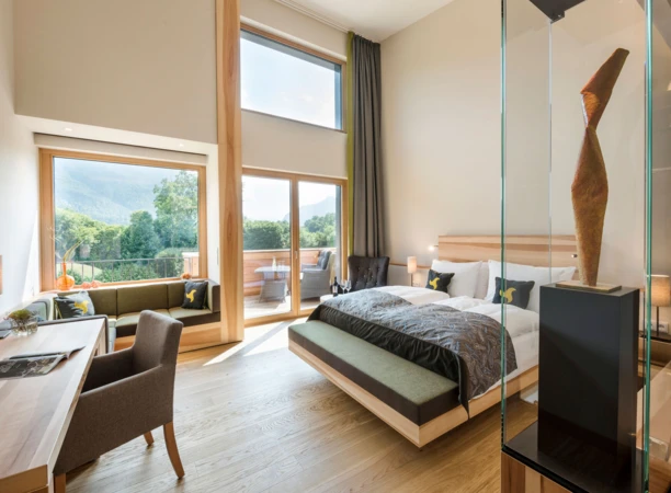 Panorama-Loft mit Balkon und Panoramafenster - perfekt für Ihre Flitterwochen in Bayern.