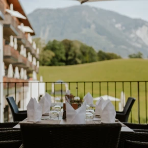 Junge Dame beim Yoga im Wellnesshotel Klosterhof in Bayerisch Gmain
