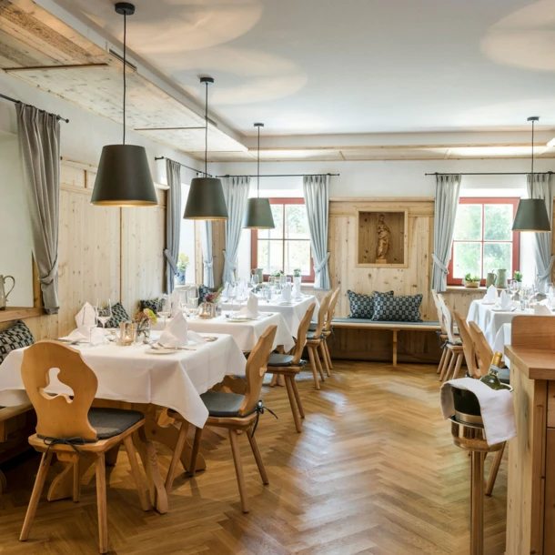 Gem&uuml;tliche Stube mit gedeckten Tischen im Restaurant des Hotel Klosterhof, Bayern.