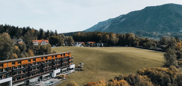 Eine moderne Unterkunft mit einem malerischen Blick auf die umliegenden Berge und die sanfte Hügellandschaft.