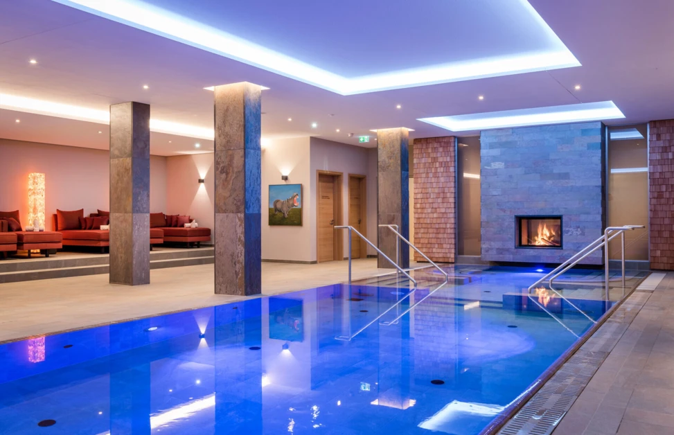 Elegante Wellnessoase im Hotel Klosterhof mit Schwimmbad, Kamin und gemütlichen Loungemöbeln in Bayerisch Gmain.
