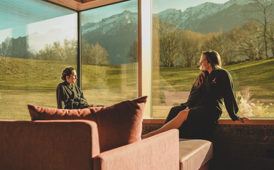 2 junge Damen im Panorama-Ruheraum des Wellnesshotel Klosterhof im Berchtesgadener Land.