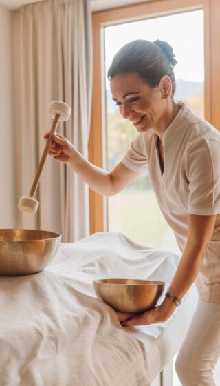 Spa Loft Suite mit eigenem Whirlpool im Zimmer, großzügigem Doppelbett und Panoramablick im Hotel Klosterhof, Bayerisch Gmain