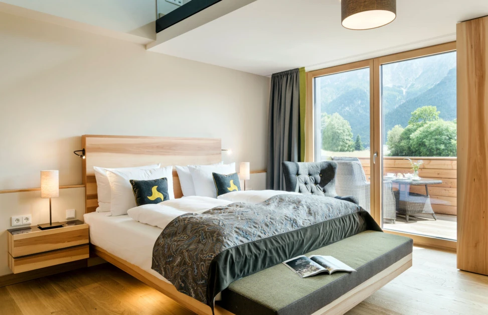 Doppelzimmer mit Whirlpool im Hotel bei Bad Reichenhall mit Balkon und Blick in die unber&uuml;hrte Natur.