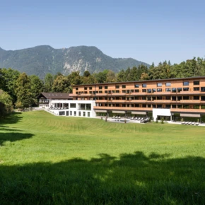 Wellnesshotel Klosterhof in Bayern, surrounded by lush greenery and mountains.
