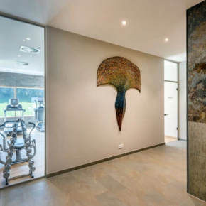 Eingang in die traditionelle Gaststube im Designhotel Klosterhof in Bayern.