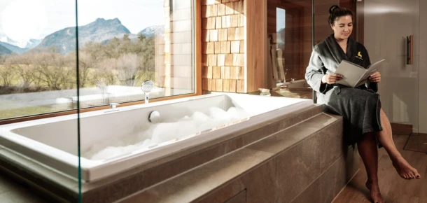 Whirlpool in der Private Spa Suite des Hotel Klosterhof in Bayern