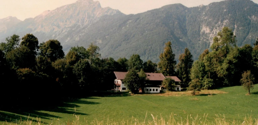 Ein malerisches Hotel in Bayerisch Gmain, umgeben von Bergen und Wäldern, ideal für einen entspannten Aufenthalt im Wellnesshotel.