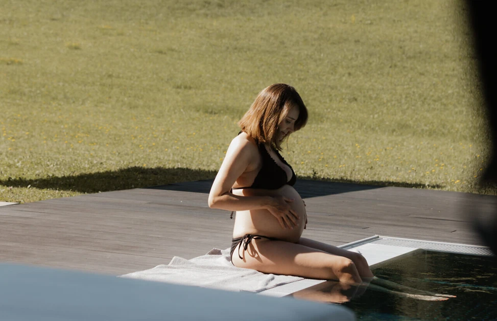 Babymoon-Hotel Klosterhof in Bayern: Vorderseite mit Pool