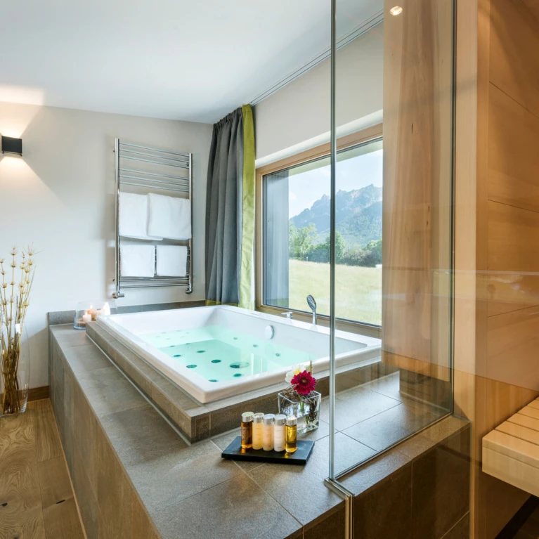 Luxuriöse Spa-Suite im Hotel Klosterhof, Bayerisch Gmain, mit Whirlpool und Infrarotkabine, ideal für Entspannung im Wellnesshotel in Bayern.
