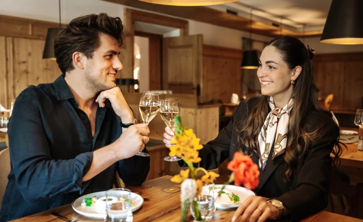 Junge Frau im Restaurant des Hotel Klosterhof bei Berchtesgaden