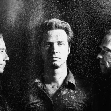 Drei Personen in einem Kunstfoto mit Licht und Schatteneffekten.
