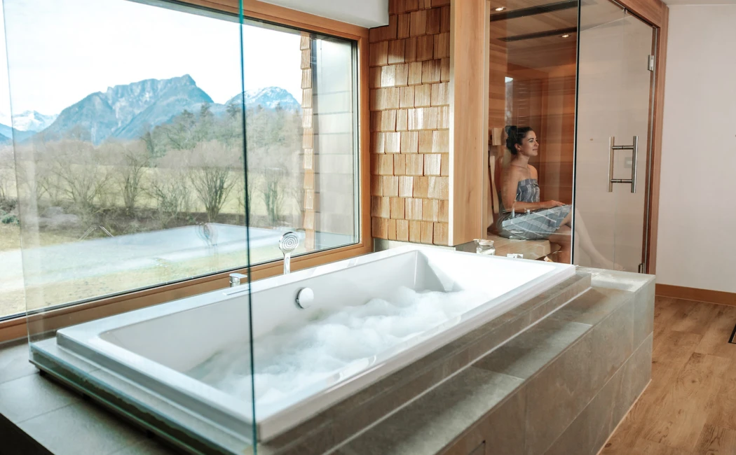 SPA-Loft Suite mit Whirlpool und Sauna - perfekt für Ihre Flitterwochen in Bayern.