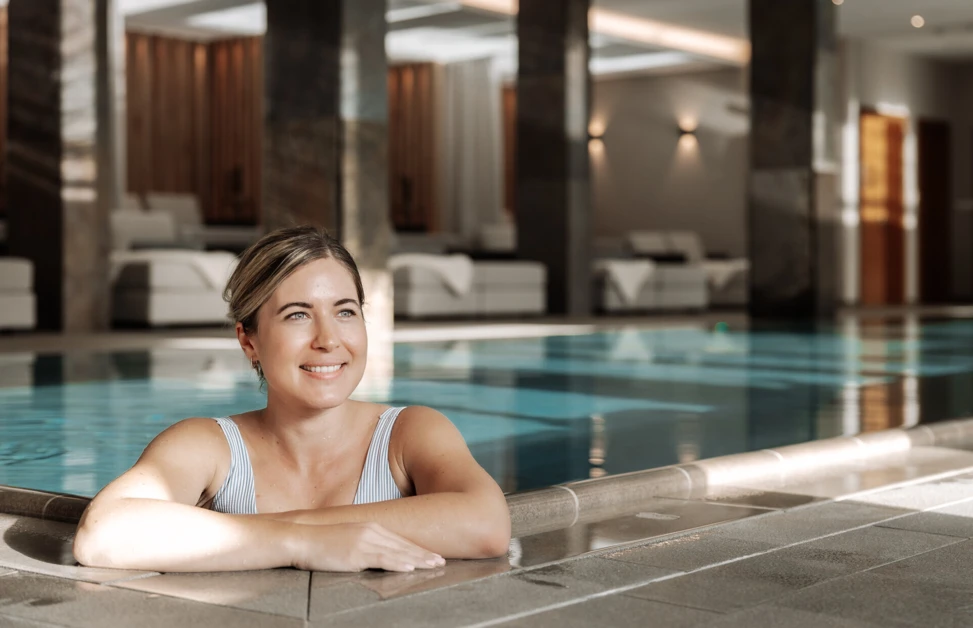Frau im Pool des Wellnesshotels Klosterhof in Bayern