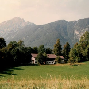 Ein malerisches Hotel in Bayerisch Gmain, umgeben von Bergen und Wäldern, ideal für einen entspannten Aufenthalt im Wellnesshotel.