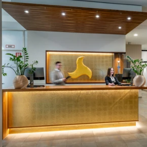 Rezeption des Hotel Klosterhof mit freundlichem Personal und modernen Designelementen in einem einladenden Ambiente.