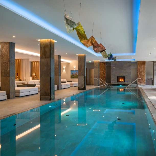 Gem&uuml;tliche Sitzm&ouml;glichkeiten mit Panoramablick in der Bibliothek des Designhotel Klosterhof in Bayern.