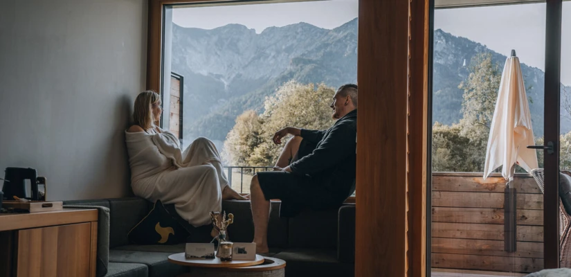 Pärchen in einem Zimmer mit Panoramablick im Wellnesshotel Klosterhof in Bayern