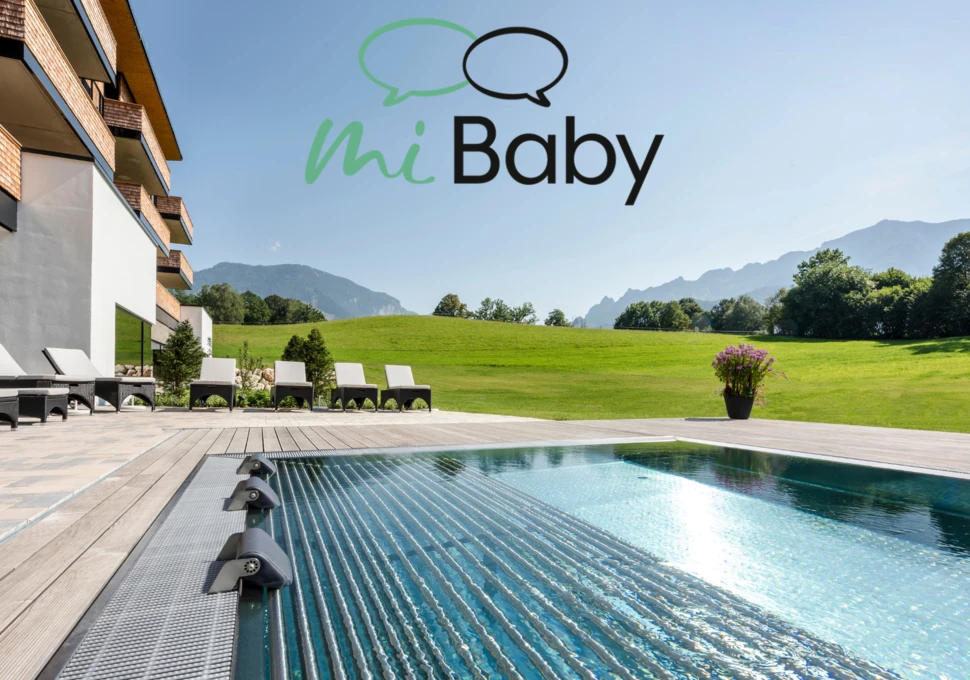 Einblick in den Poolbereich des Wellnesshotels Klosterhof, umgeben von einer malerischen Landschaft in Bayerisch Gmain.