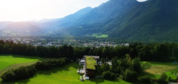 Luftaufnahme des Hotel Klosterhof in Bayerisch Gmain, umgeben von Bergen und grünen Wiesen, ideal für Erholung und Wellness.