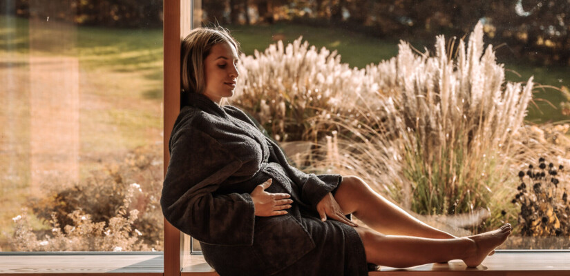 Perfekter Babymoon in Bayern - Schwangere Dame beim Entspannen im Spa-Hotel Klosterhof.