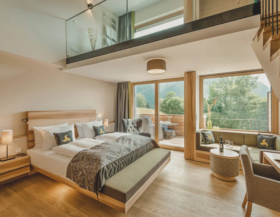 Gemütliches Hotelzimmer mit Doppelbett im Wellnesshotel Klosterhof