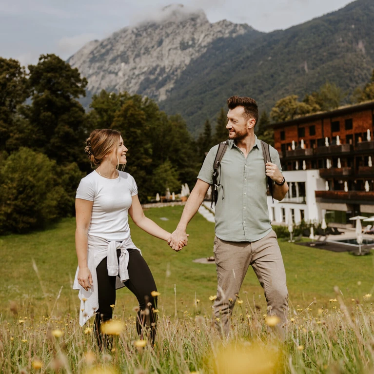 Eine Gruppe von Wanderern im Wanderurlaub mit Wellness im Hotel Klosterhof, Bayern.