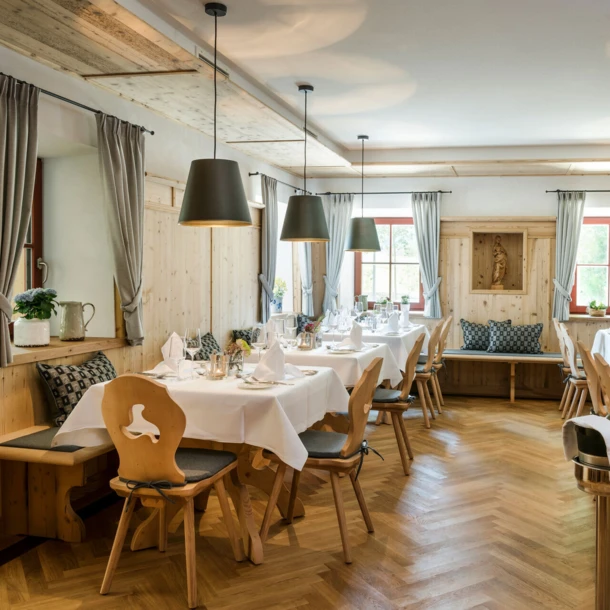 Gem&uuml;tliche Stube mit gedeckten Tischen im Restaurant des Hotel Klosterhof, Bayern.