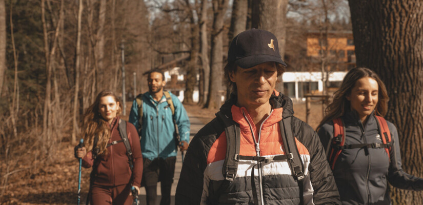 4 Wanderer in der Allee vor dem Wellnesshotel Klosterhof in Bayern.