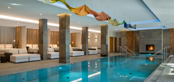 Romantisches Indoor-Hallenbad mit Kamin & Ruhelounges im Klosterhof SPA
