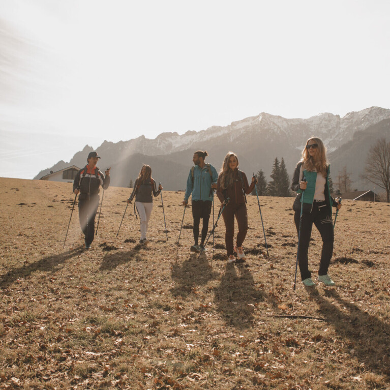 Eine Gruppe von Wanderern im Wanderurlaub mit Wellness im Hotel Klosterhof, Bayern.