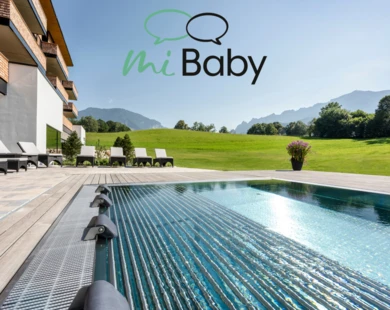 Einblick in den Poolbereich des Wellnesshotels Klosterhof, umgeben von einer malerischen Landschaft in Bayerisch Gmain.