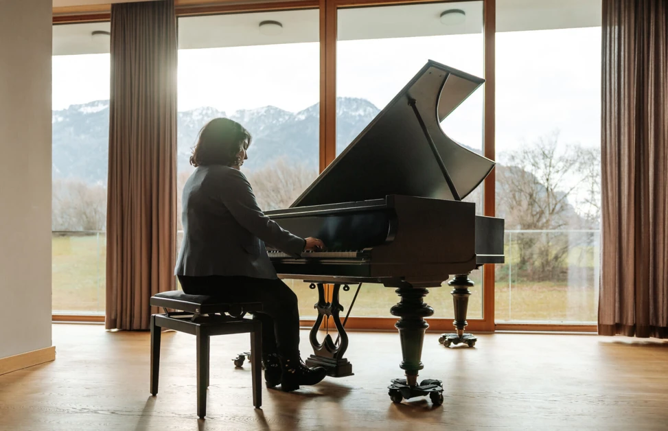Pianisten an einem Fl&uuml;gel im Wellnesshotel Klosterhof in Bayern