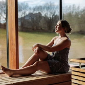 Junge Dame  in der Sauna im Wellnesshotel Klosterhof in Bayerisch Gmain
