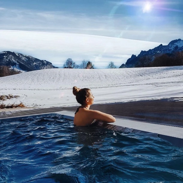 Der Natur so nah im Klosterhof - Reh im Saunagarten Bayerisch Gmain / Berchtesgadener Land