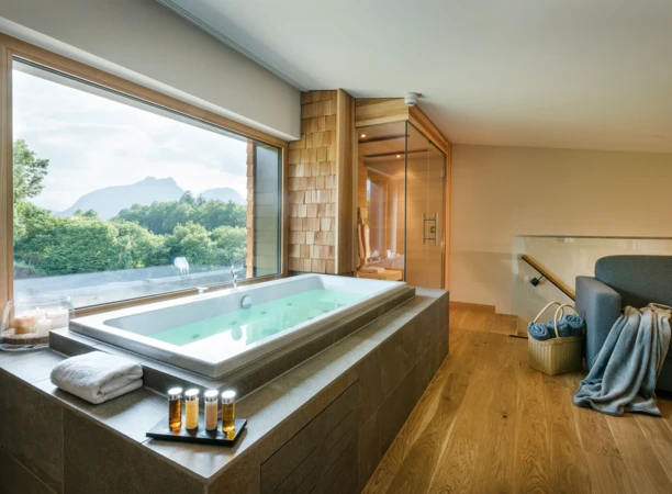 SPA-Loft Suite mit Whirlpool und Sauna - perfekt für Ihre Flitterwochen in Bayern.
