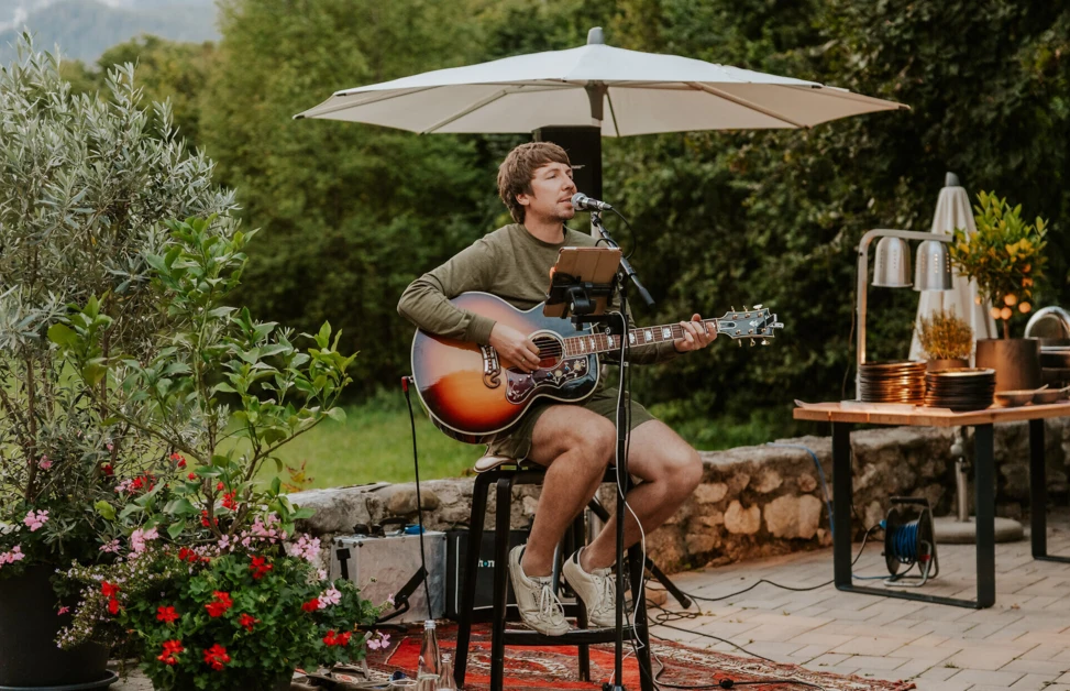 Gitarrenspieler auf der Terrasse