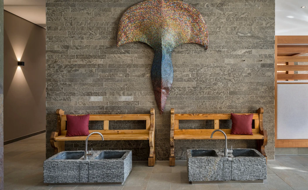 Junge Dame beim Floaten im Solebades im Hotel Klosterhof in Bayern