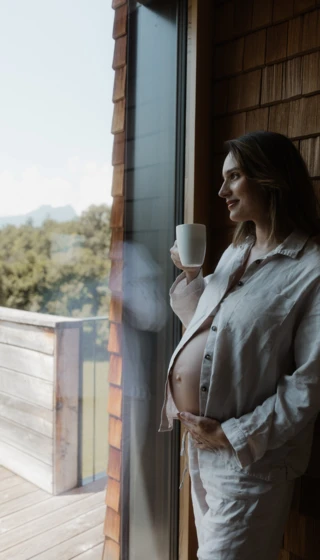 Babymoon-Hotel Klosterhof in Bayern: Vorderseite mit Pool