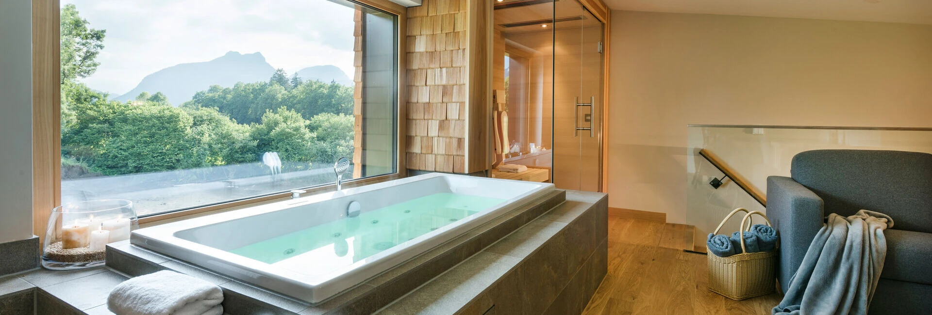 SPA-Loft Suite mit Whirlpool und Sauna - perfekt für Ihre Flitterwochen in Bayern.