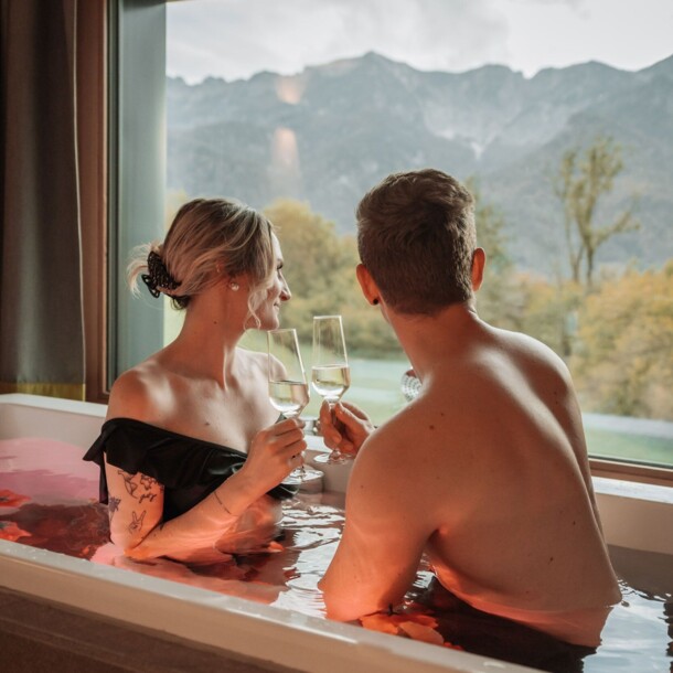 Zimmer mit Whirlpool im Wellnesshotel in Bayern - perfekt für romantische Zweisamkeit.