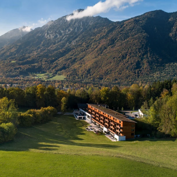 Luftaufnahme des Hotel Klosterhof in Bayerisch Gmain, umgeben von Bergen und Wiesen, ideal für Wellness und Entspannung.
