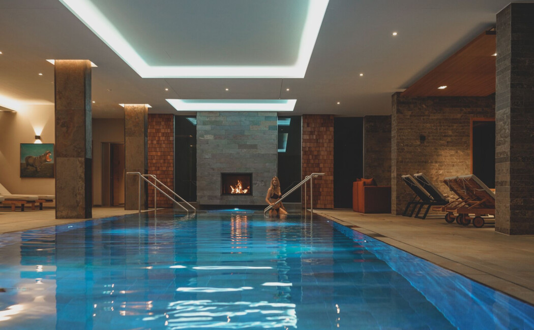 Indoor-Pool mit Kaminlounge im 4 Sterne Superior Spa Hotel Klosterhof in Bayern.