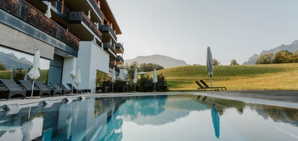 Outdoor-Pool des Wellnesshotels Klosterhof in Bayern