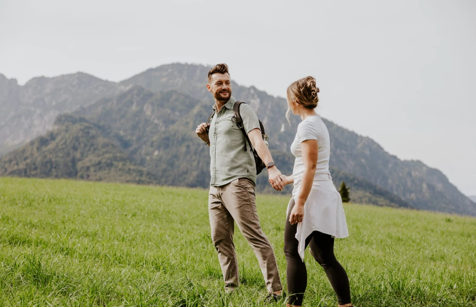 Frau im Pool des Wellnesshotels Klosterhof in Bayern