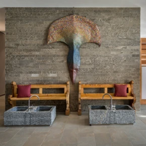 Junge Dame beim Floaten im Solebades im Hotel Klosterhof in Bayern